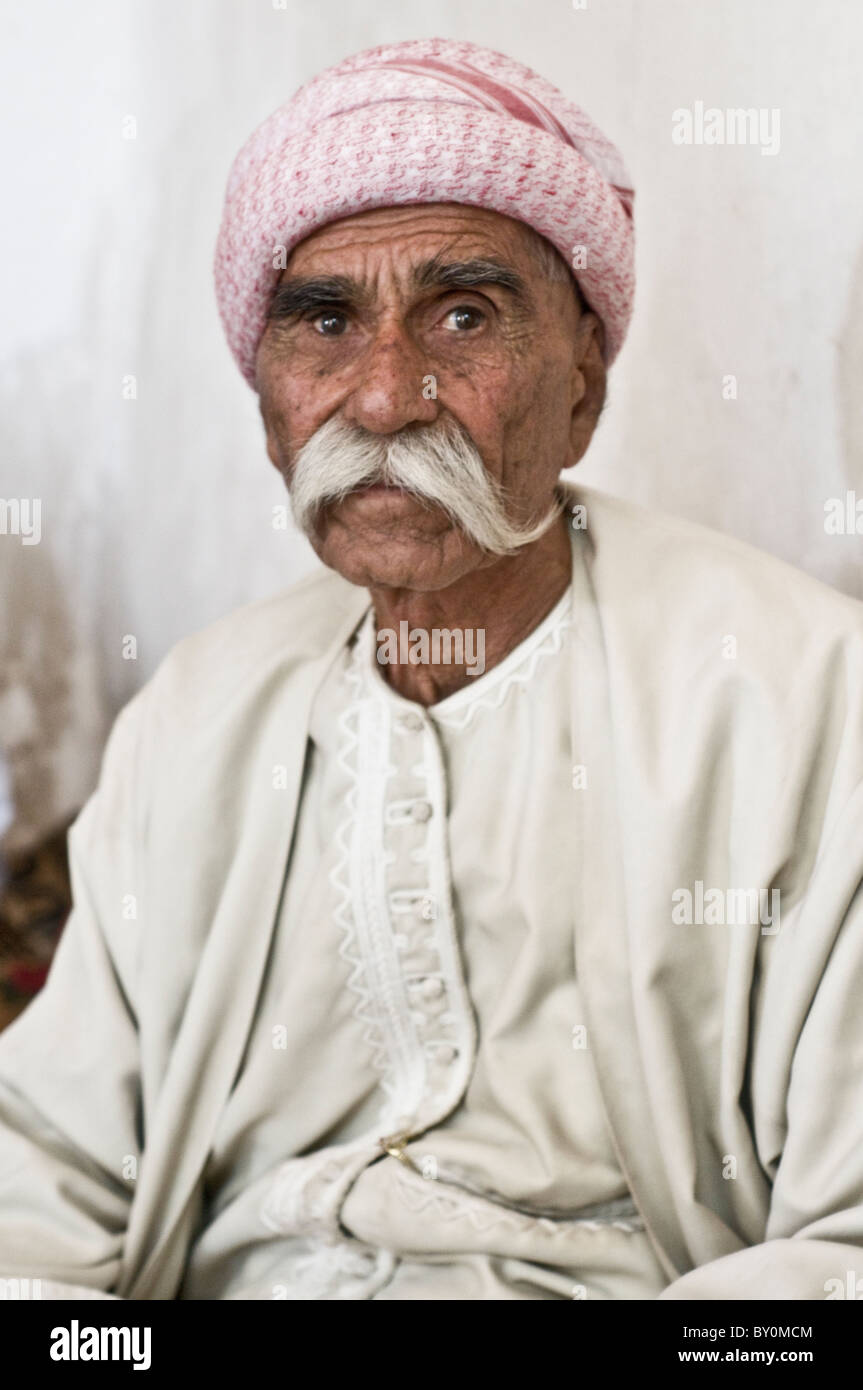 Ein Porträt eines älteren Mannes Yezidi sheikh, ein religiöser Führer, an der heiligen Stätte von Lalish in der Region Kurdistan im Nordirak. Stockfoto
