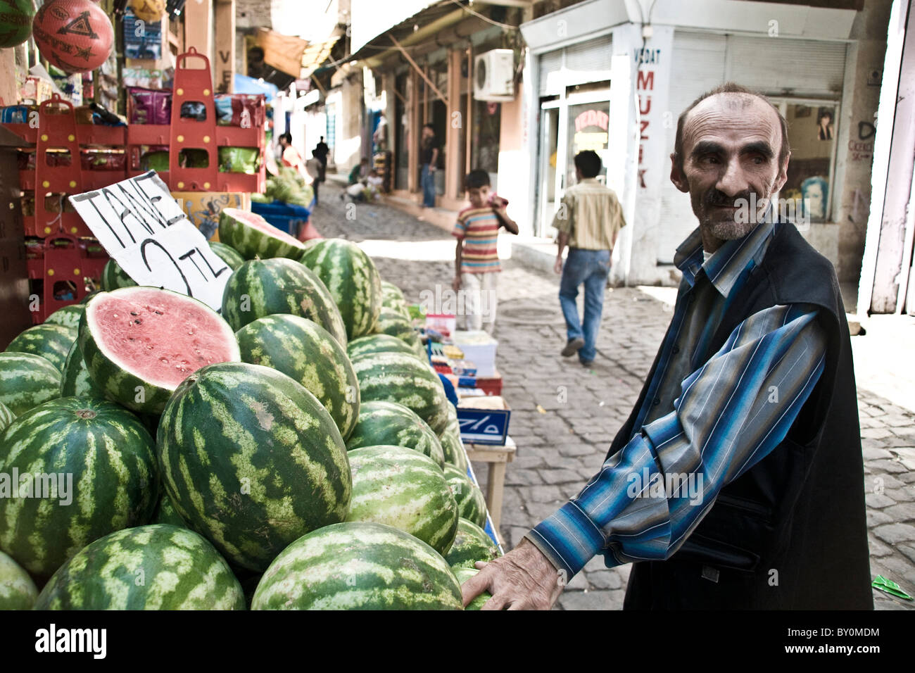 Eine Straße Verkäufer verkaufen Wassermelonen in einer Seitenstraße in der alten Stadt Diyarbakir in der Türkei Südost-Anatolien-Region. Stockfoto
