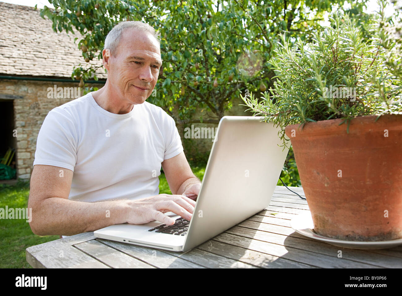 Älterer Mann mit Laptop Stockfoto