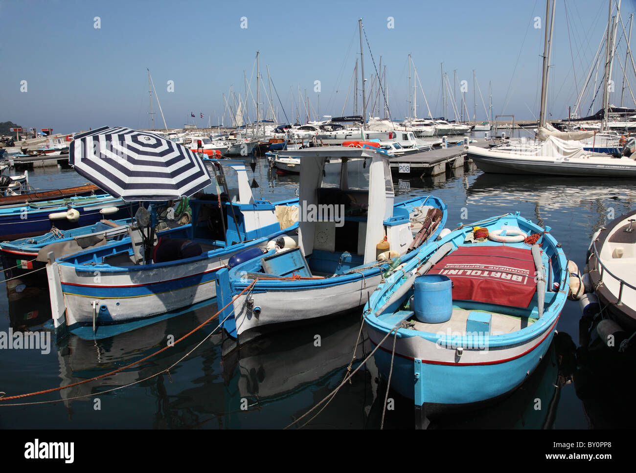 Fischerboote im Hafen von Procida. Die Insel Procida, Region Kampanien, Italien Stockfoto