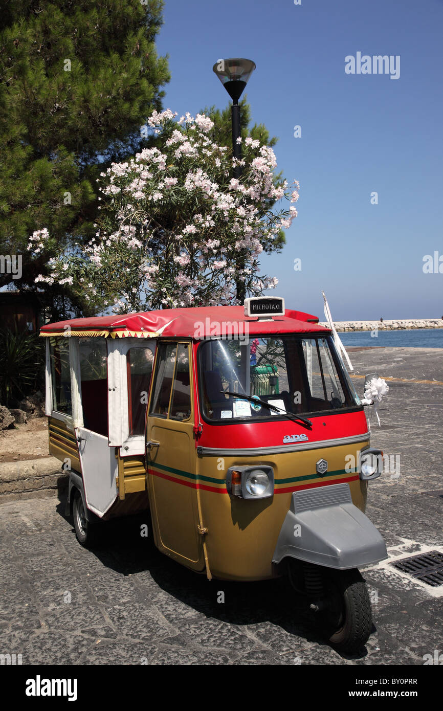 Lokales Taxi ein Tuk Tuk Taxi auf der Insel Procida, Kampanien Region Italien Stockfoto