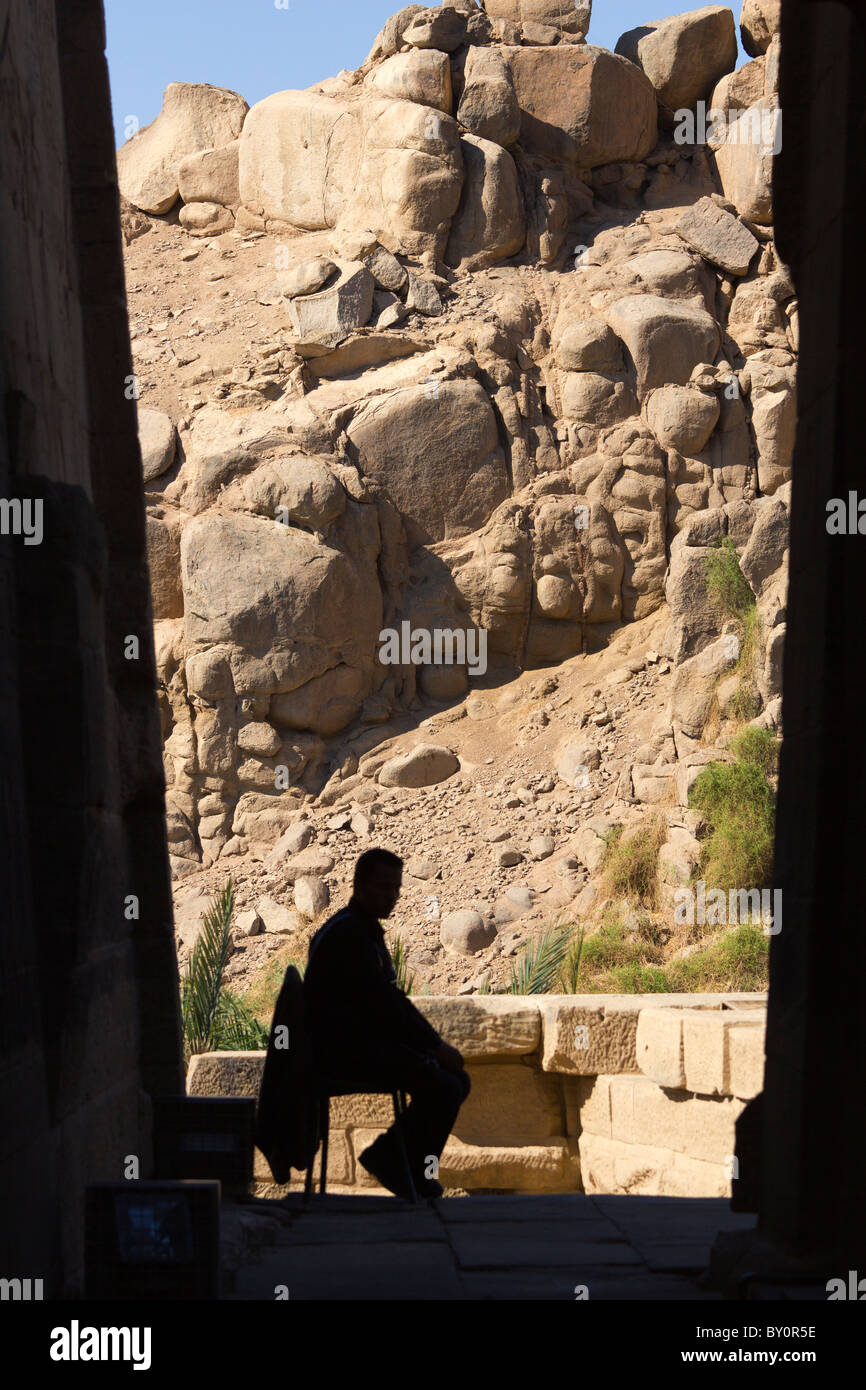 Philae Tempel, Ägypten - Guard im Schatten sitzen Stockfoto