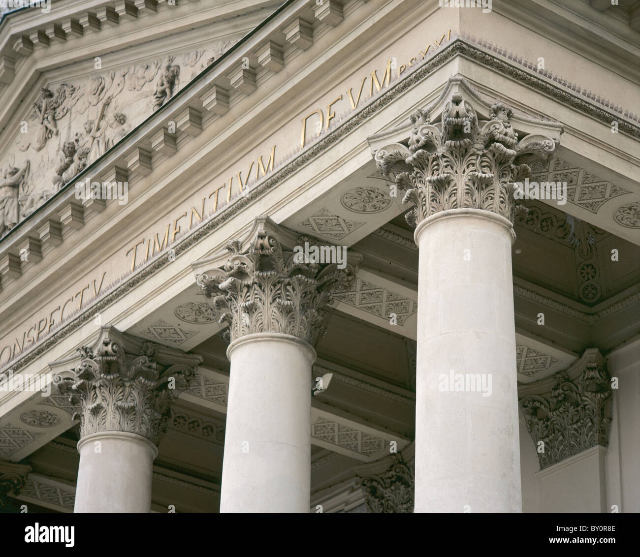 Barocke Kunst. Karlskirche oder Kirche des Heiligen Karl Borromäus (1716-1737). Detail der Kolonnade an der Fassade. Wien. Österreich. Stockfoto