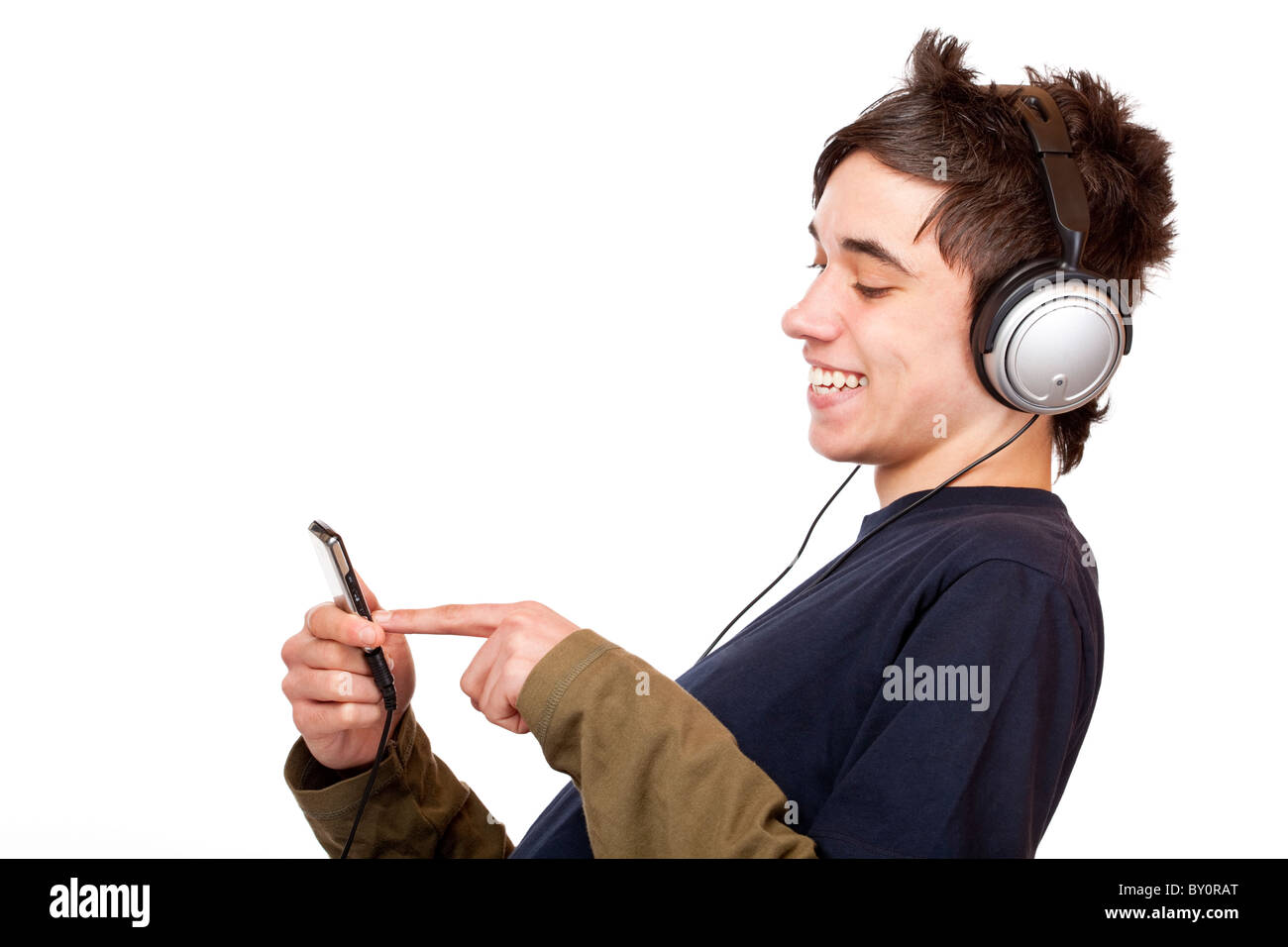 Teenager mit Kopfhörer verwenden Sie MP3-Musik-Player. Isoliert auf weißem Hintergrund Stockfoto