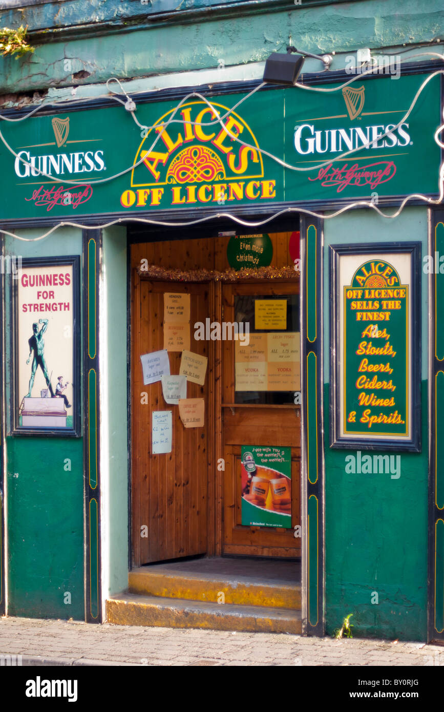 Irische Off-Licence Verkauf von alkoholischen Getränken in Limerick, Irland Stockfoto