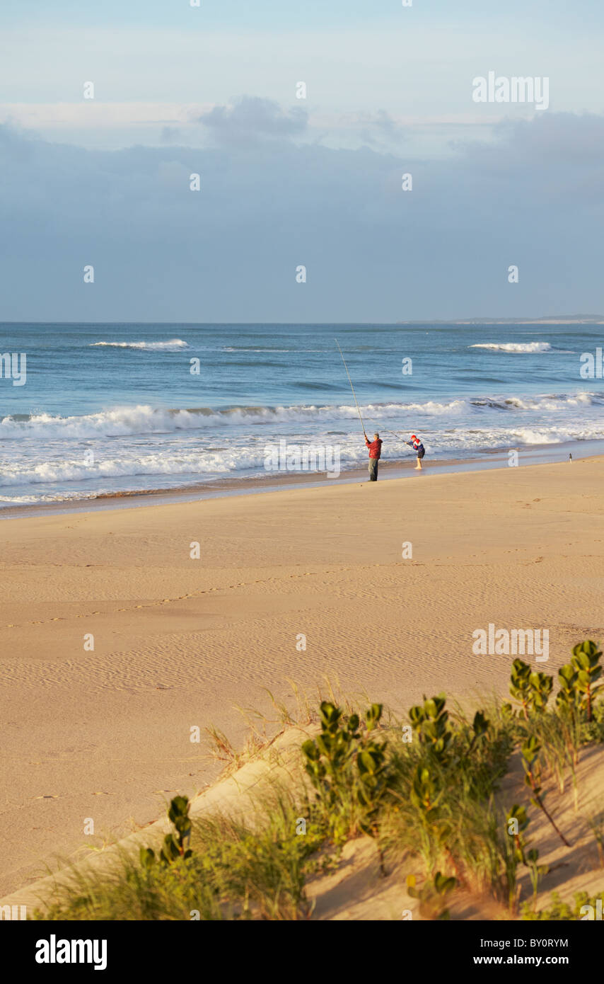 Männer Angeln am Paradiesstrand, Jeffreys Bay, Eastern Cape, Südafrika Stockfoto