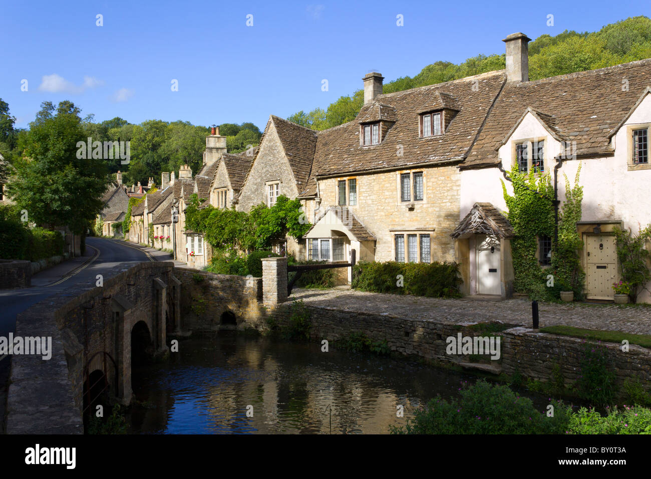 Malerischen Cotswolds Steinhütten in der Dorfstraße, Castle Combe, Wiltshire, UK Stockfoto