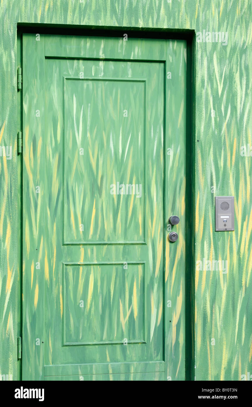 Wandmalerei eine Einer Hauswand Und Galtür; Motiv Gras. -Wandmalerei auf eine Hauswand und Tür; Motiv-Rasen. Stockfoto