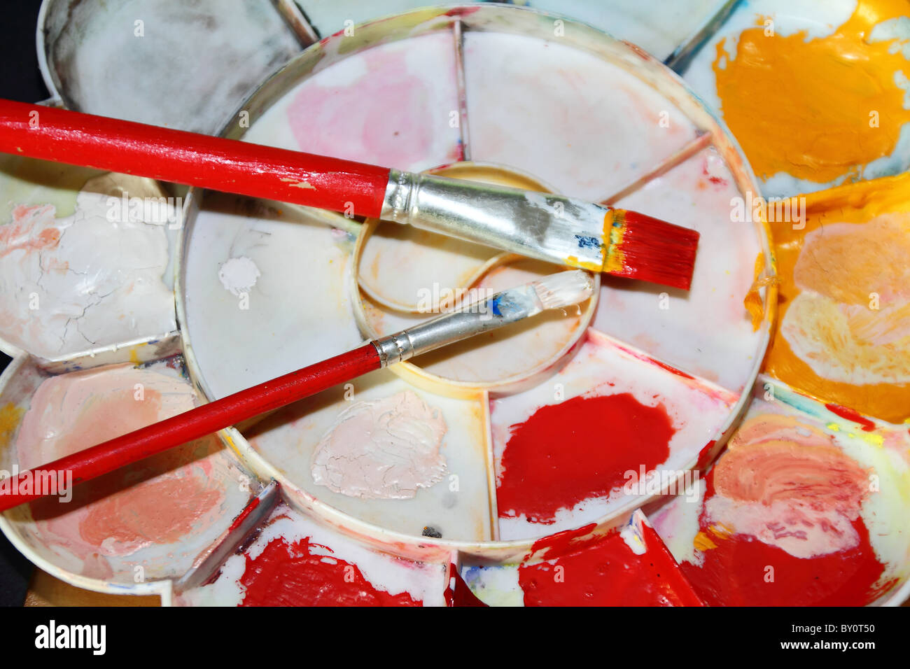 Eine farbenfrohe Künstler-Palette mit einem Pinsel. Stockfoto