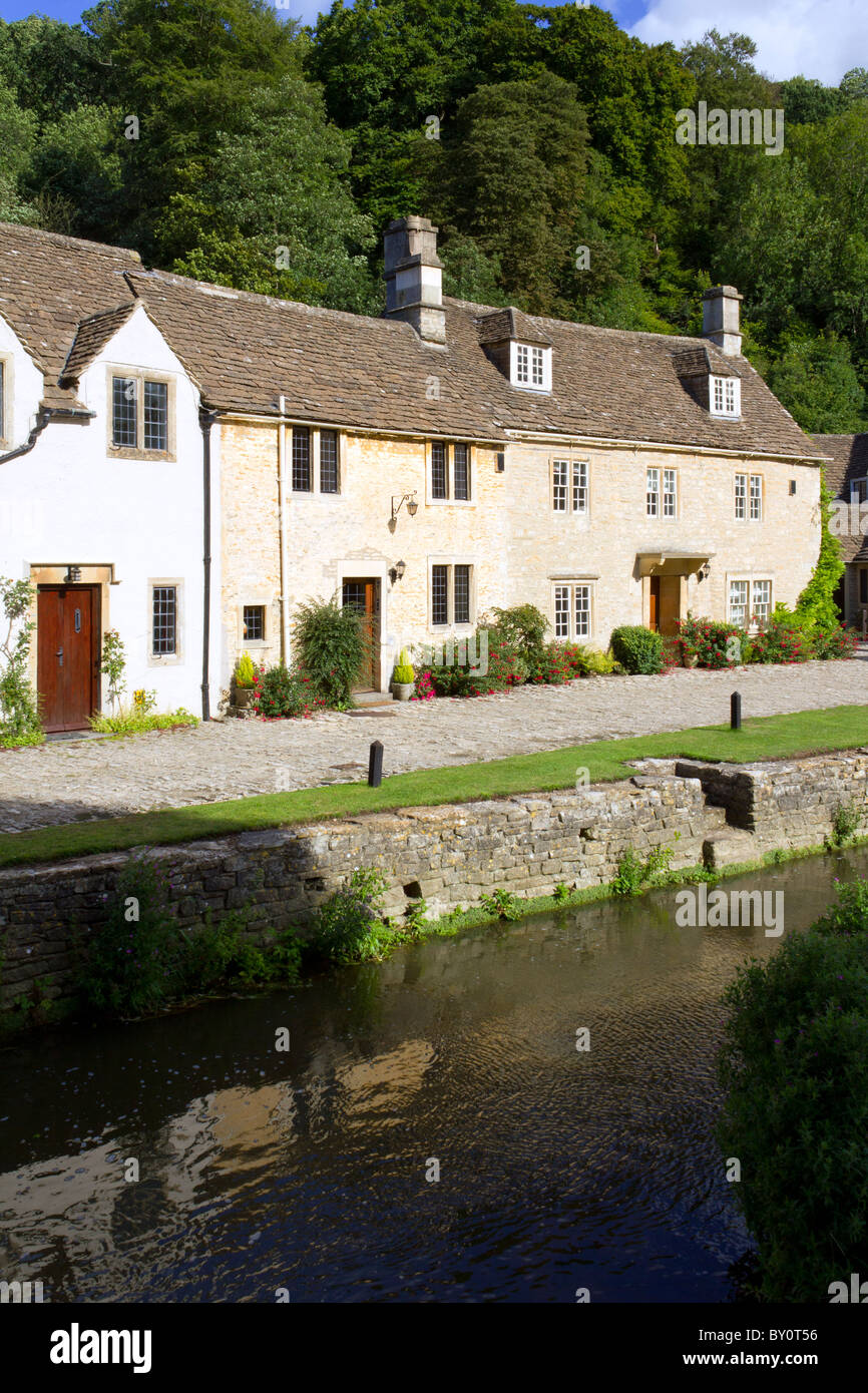 Malerischen Cotswolds Steinhütten in der Dorfstraße, Castle Combe, Wiltshire, UK Stockfoto