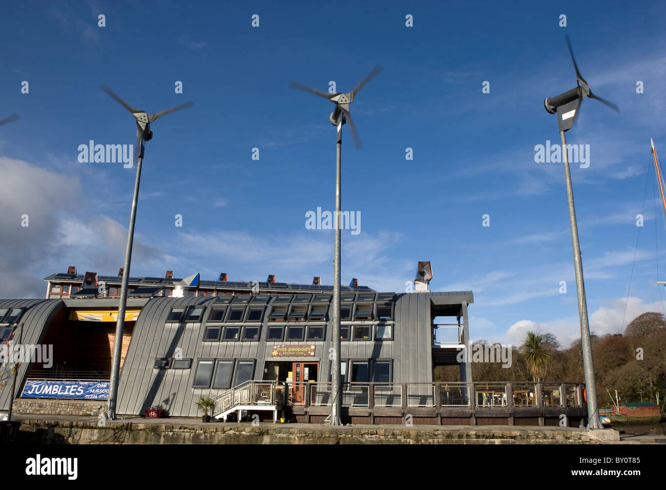 Windkraftanlagen an der Eco freundliche Jubilee Wharf, Penryn, Cornwall. Stockfoto