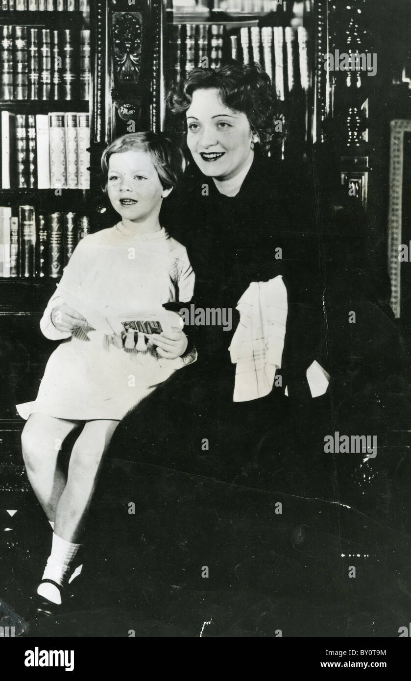 MARLENE DIETRICH deutschstämmige Schauspielerin im Jahr 1932 mit Tochter Maria von ihrem Ehemann Rudolf Sieber Stockfoto
