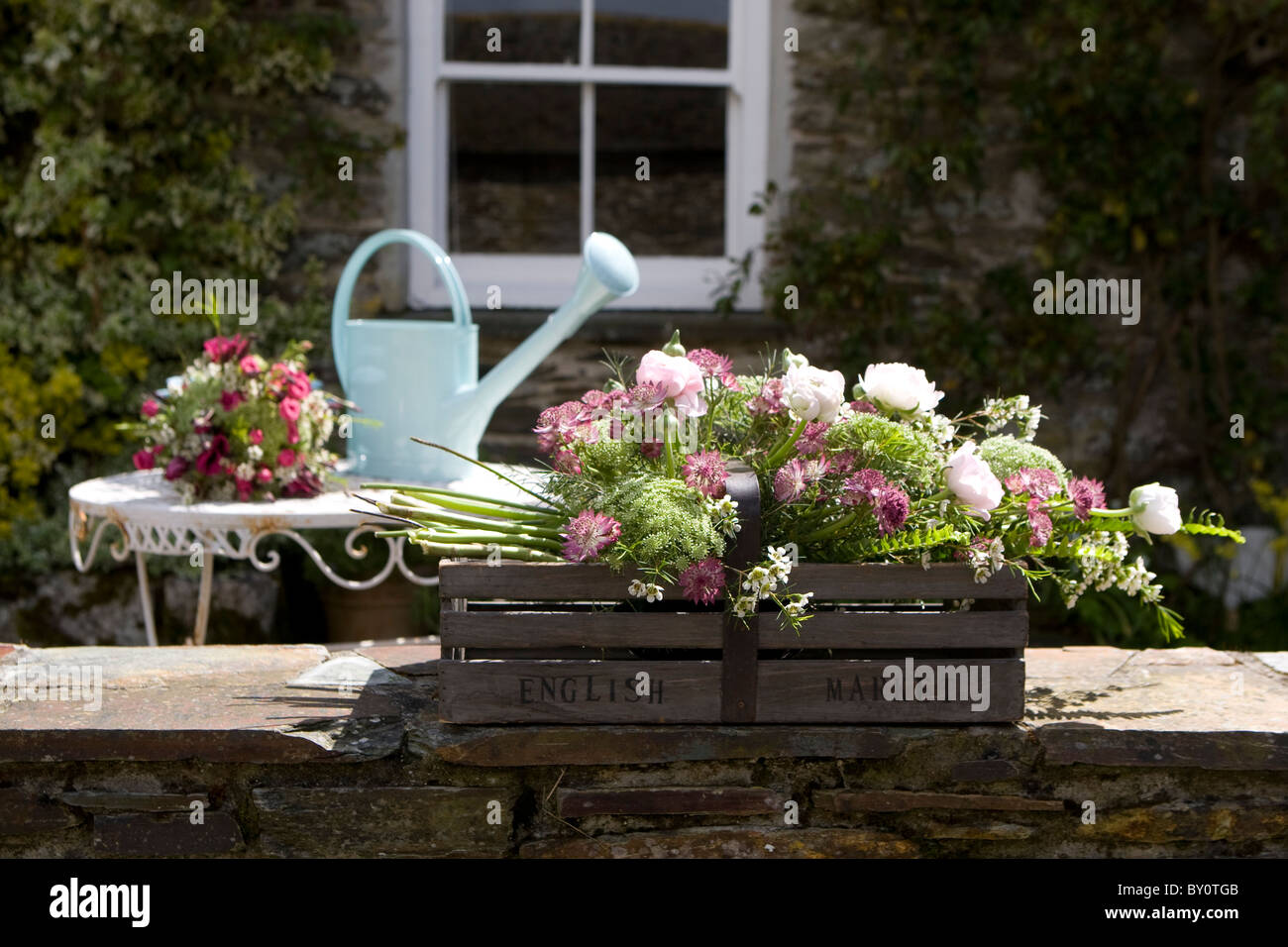 Ein paar wilde Sommerblumen in einem Körbchen markiert English Market Stockfoto