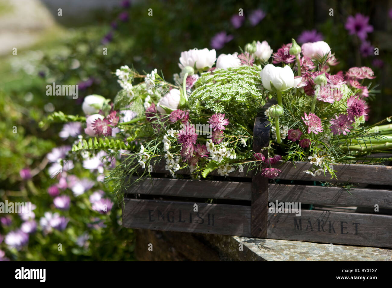 Ein paar wilde Sommerblumen in einem Körbchen markiert English Market Stockfoto