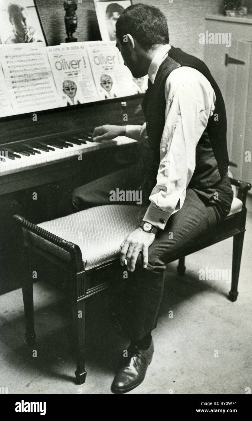 LIONEL BART (1930-1999) UK Autor und Komponist des pop-Songs und Musicals auf seine Kensington Mews Heimat 1962 Stockfoto