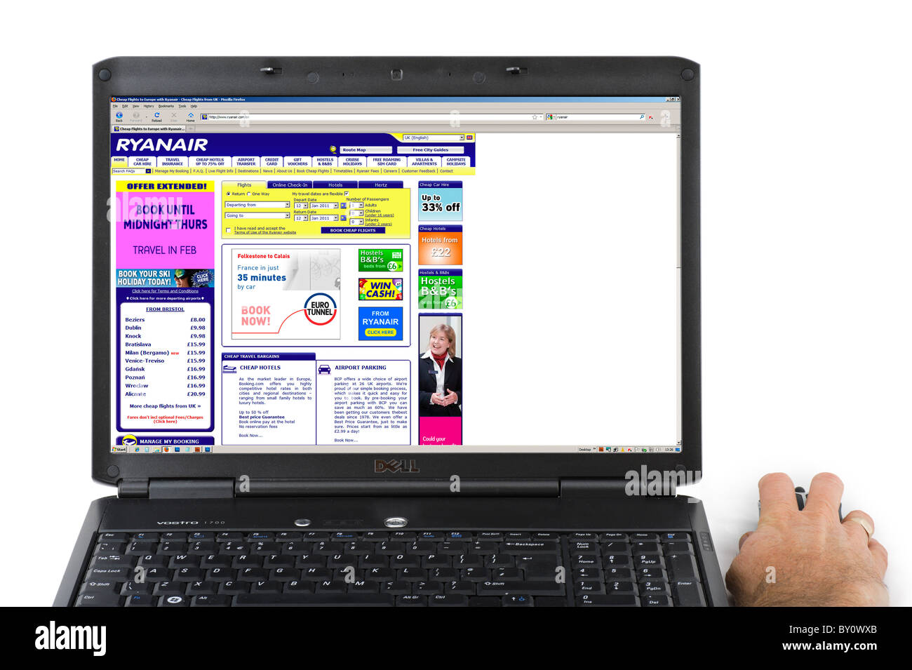 Durchsuchen der Ryanair-Website auf einem Laptop-Computer, UK Stockfoto