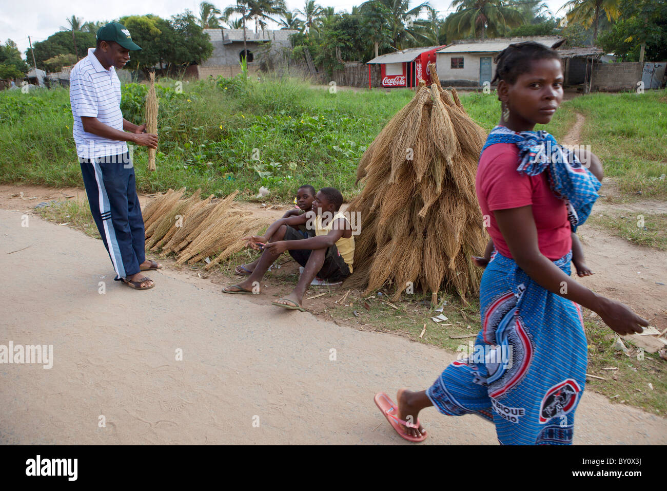 NAMPULA, Mosambik, Mai 2010: Zwei Brüder Augustino, 15, und Stefano, 12, Verkauf Bürsten in der Nähe der Sonntagsmarkt. Stockfoto