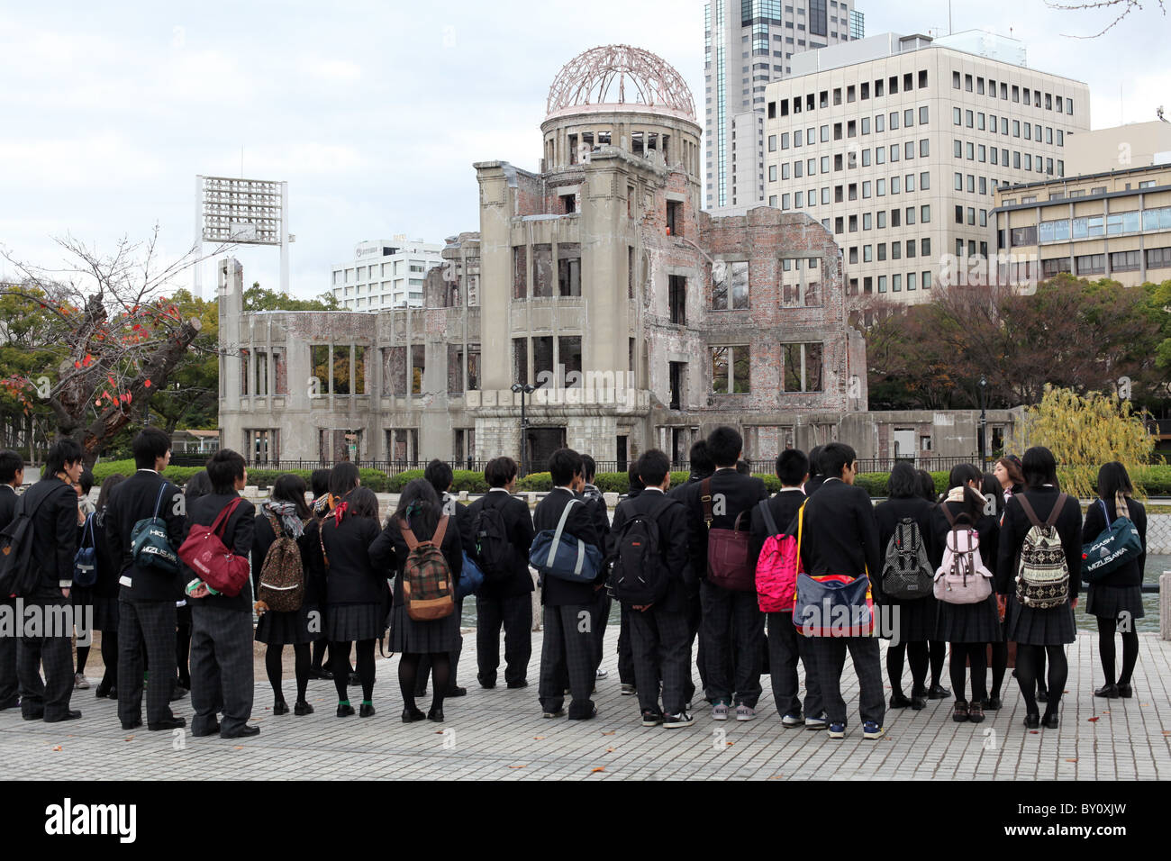 Schülerinnen und Schüler besuchen die A Bomb Dome in Hiroshima, westlichen Honshu, Japan. Stockfoto