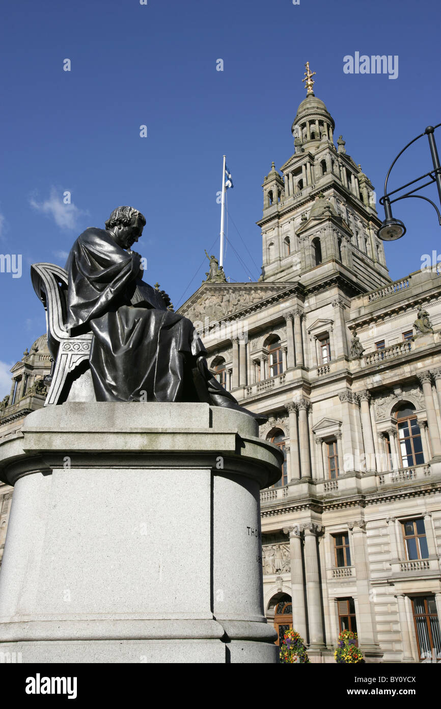 Stadt in Glasgow, Schottland. Thomas Graham Statue George Square mit Glasgow City Chambers im Hintergrund. Stockfoto