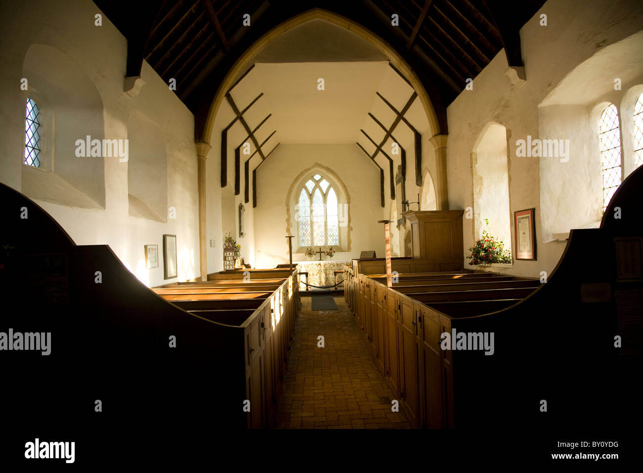 Box Bank Bänke Ramsholt Allerheiligen Kirche innen Suffolk England Stockfoto