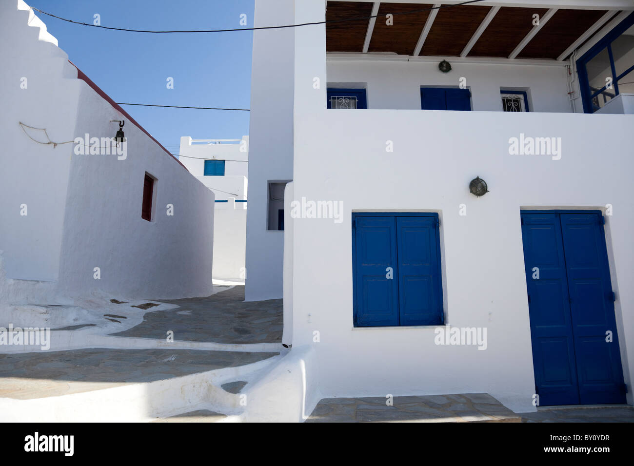 Blaue Tür und Rollladen in Mykonos Dorf. Stockfoto