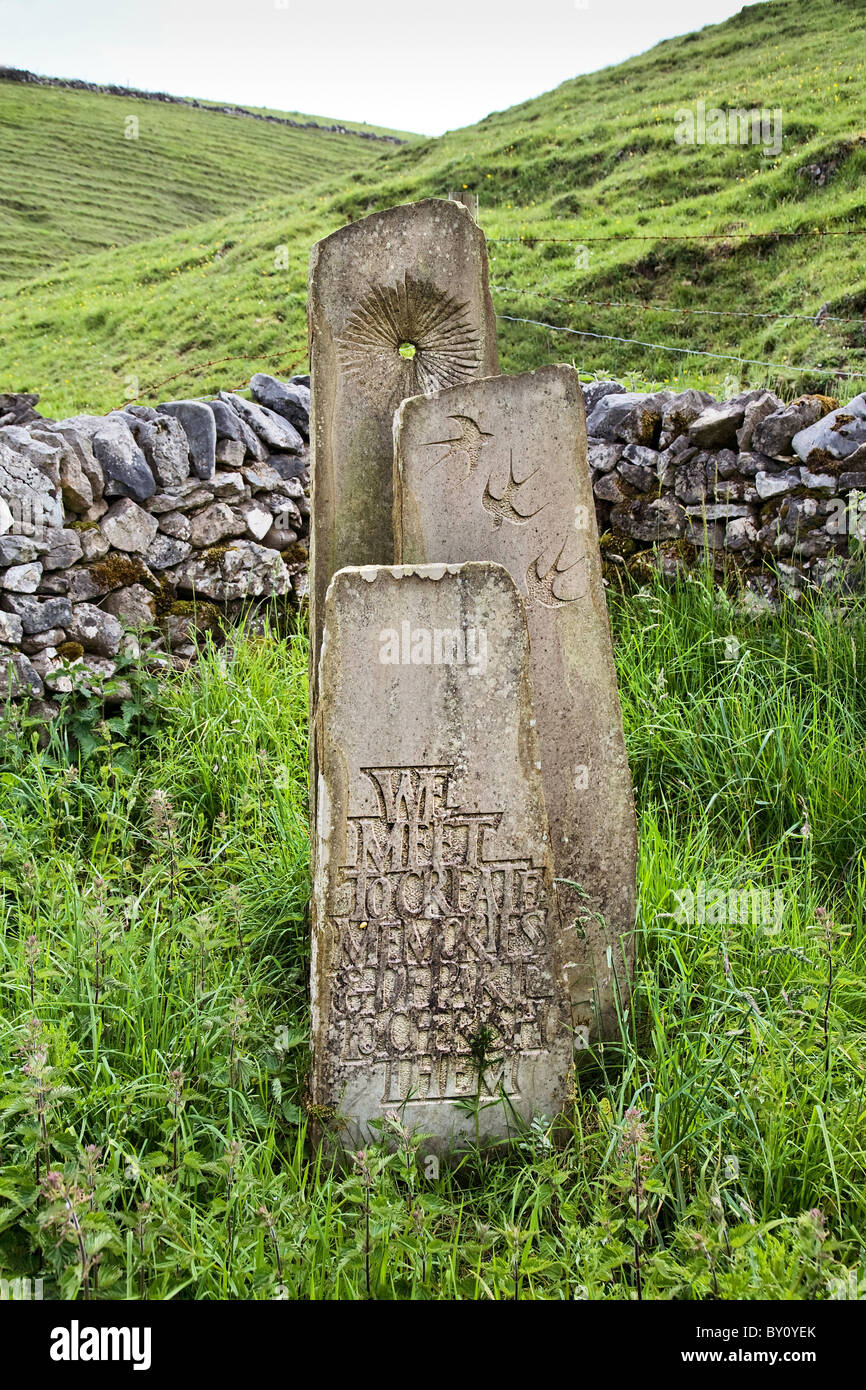 Skulptur aus drei Menhire in langen Dale Derbyshire Kennzeichnung Grenze Middleton & Smerrill Pfarreien Sites of Meaning Stockfoto