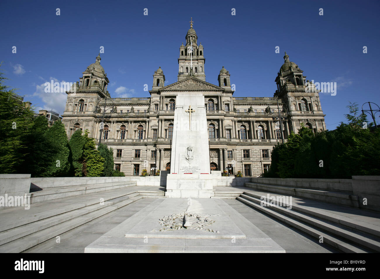 Stadt in Glasgow, Schottland. George Square Kenotaph mit City Chambers im Hintergrund. Stockfoto