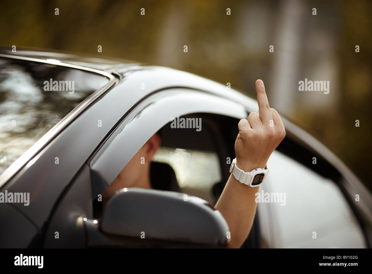 junger Fahrer zeigt Mittelfinger, natürliches Licht, selektiven Fokus  Stockfotografie - Alamy