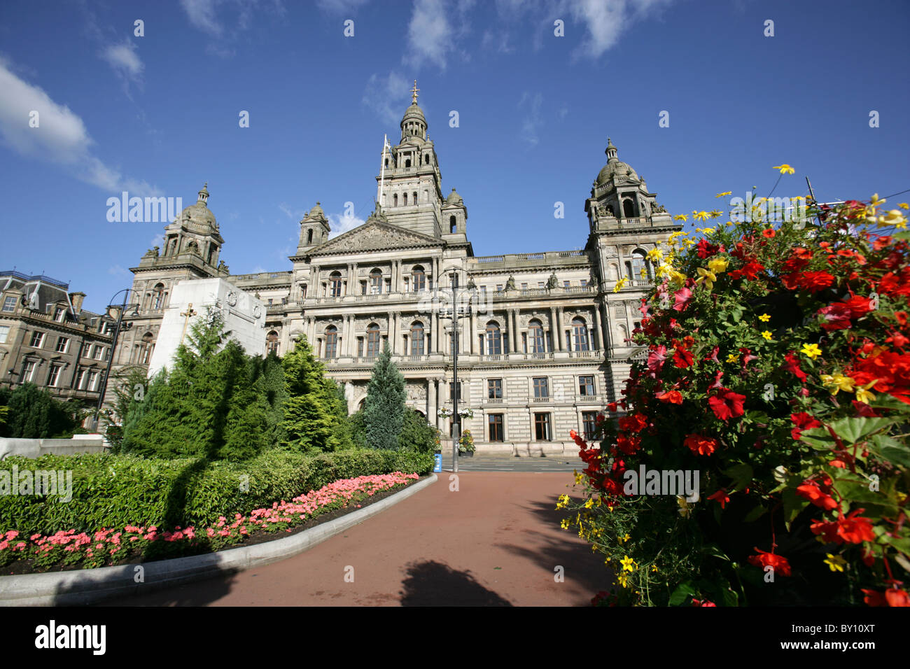 Stadt in Glasgow, Schottland. Malerische Sommer Blick auf George Square mit dem Kenotaph City Chambers im Hintergrund. Stockfoto