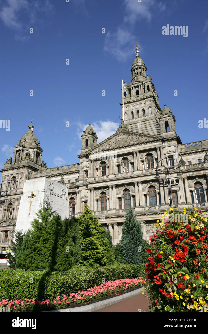 Stadt in Glasgow, Schottland. Malerische Sommer Blick auf George Square mit dem Kenotaph City Chambers im Hintergrund. Stockfoto