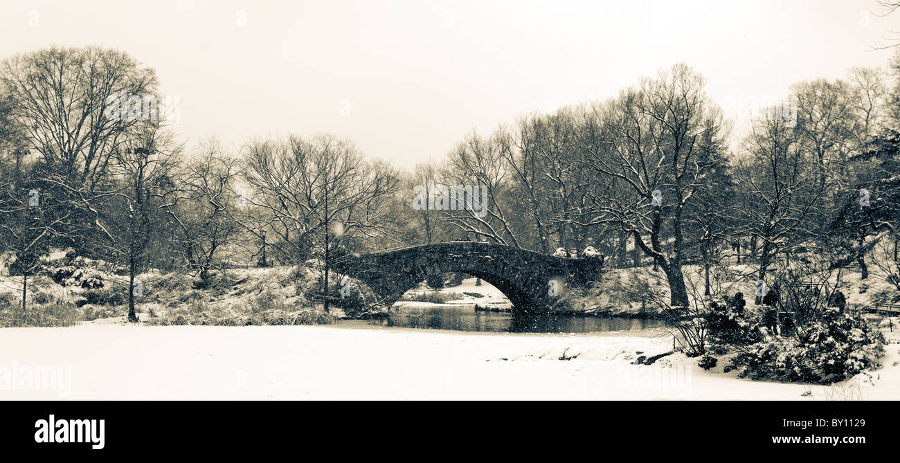 Winterschnee im Central Park New York City an der Gapstow Brücke Stockfoto