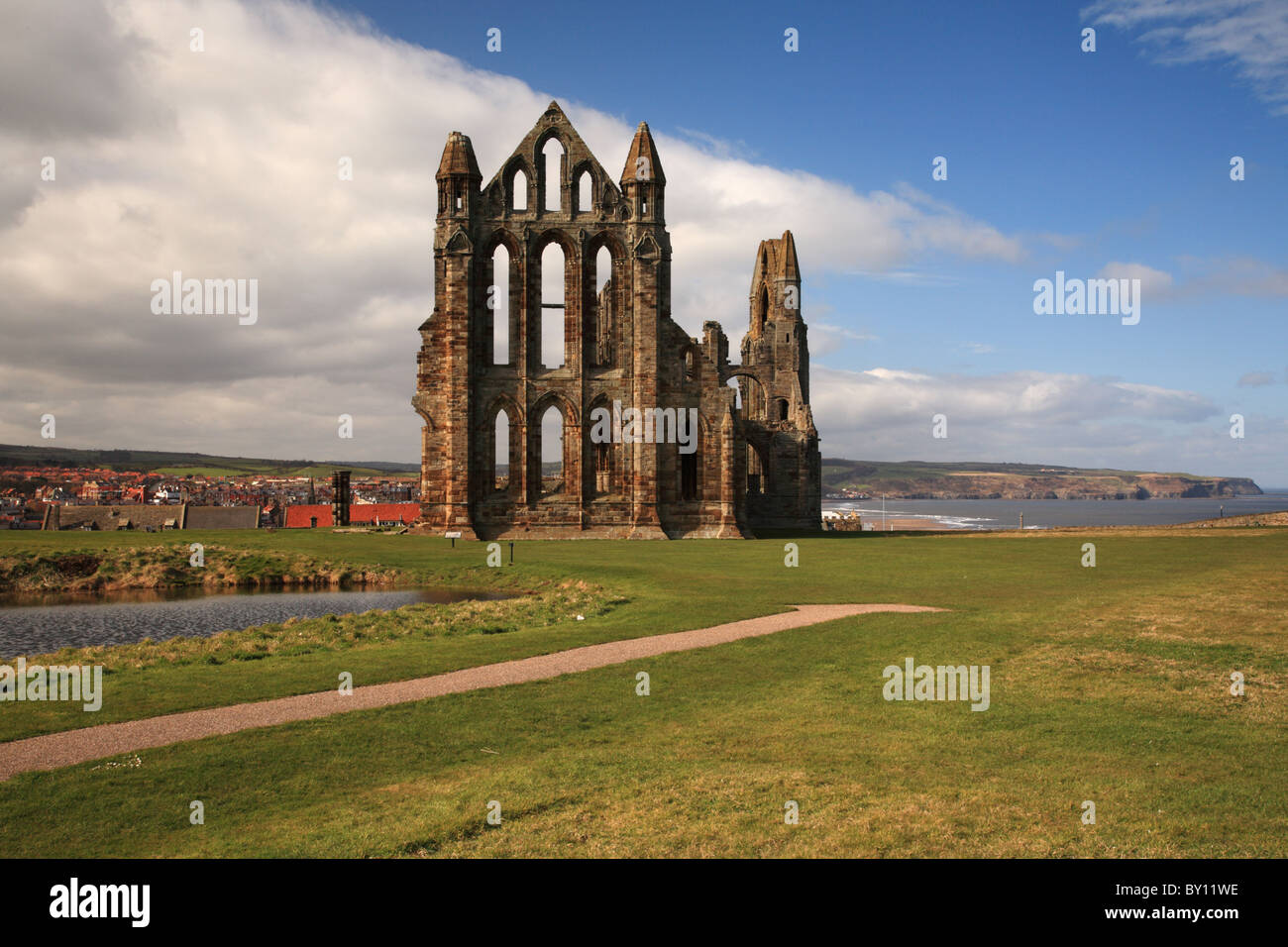 Whitby Abtei Blick über die Bucht, North Yorkshire Stockfoto