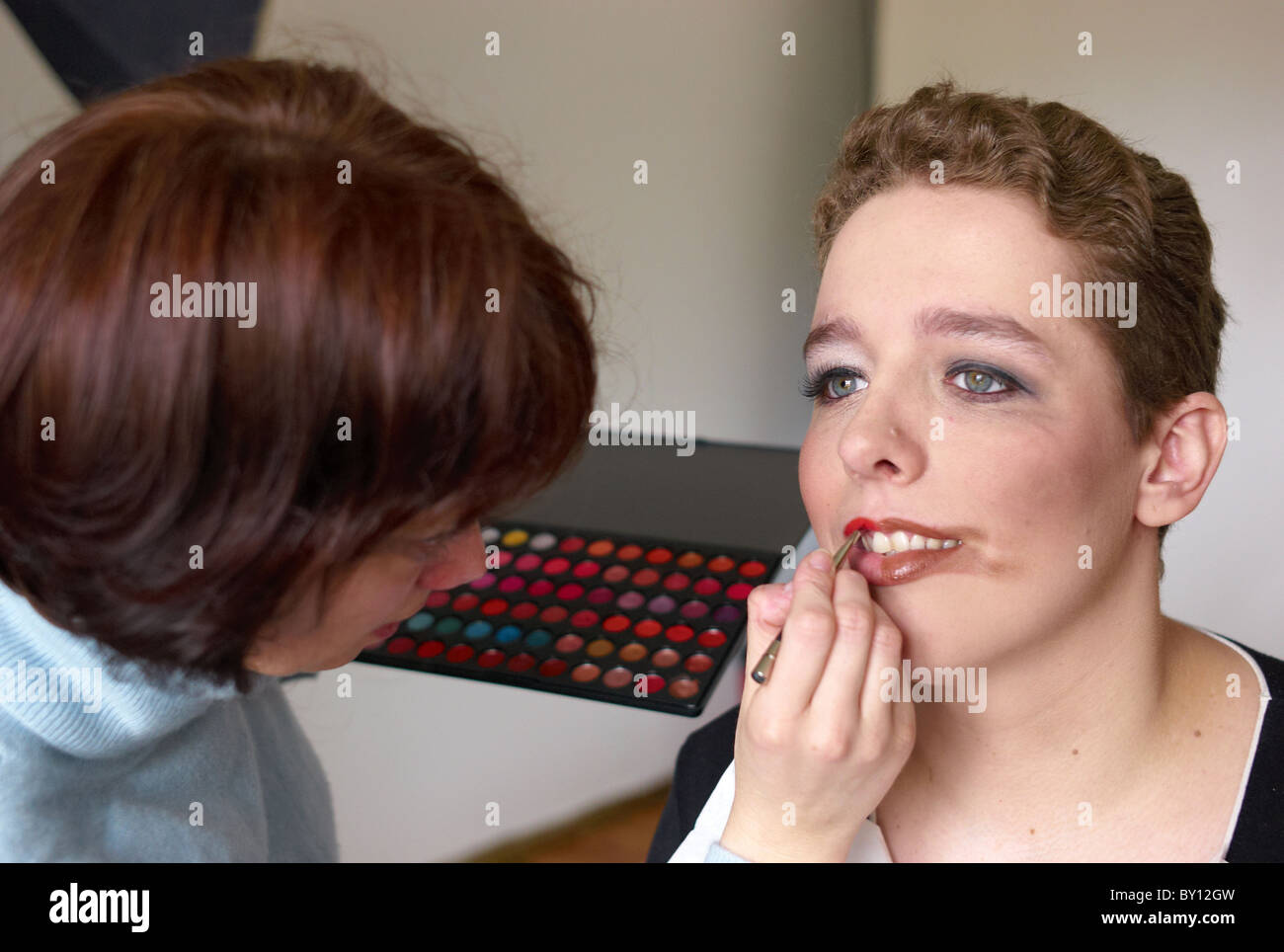 Make-up-Artist und ein Modell, Berlin, Deutschland Stockfoto