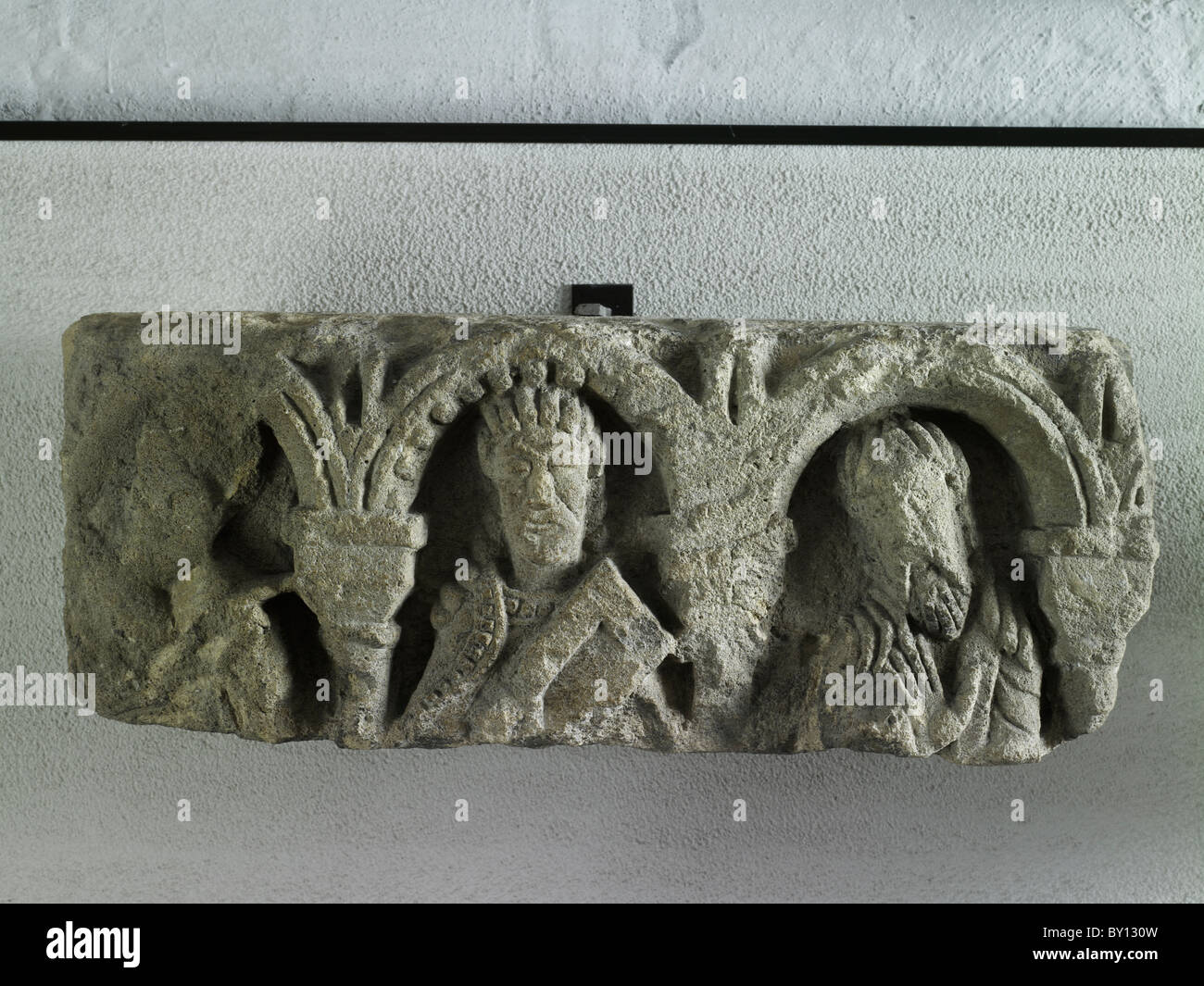 Abteikirche von Bath, Somerset. Fragment des romanischen schnitzen aus die normannische Kathedrale. Stockfoto