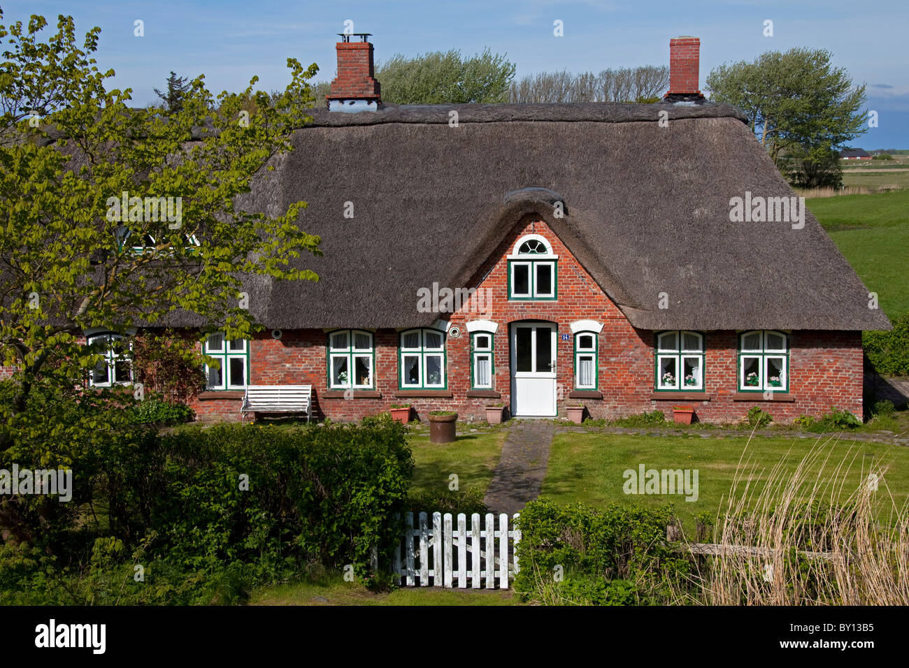 Friesische traditionelles Haus mit Stroh Strohdach auf Halbinsel Eiderstedt, Nordfriesland, Deutschland Stockfoto