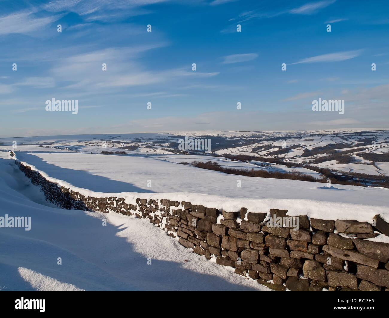 Trockenmauer oben Eskdale in North Yorkshire Moors in der Nähe von Goathland im Wintersonne nach einem schweren Schneefall. Stockfoto