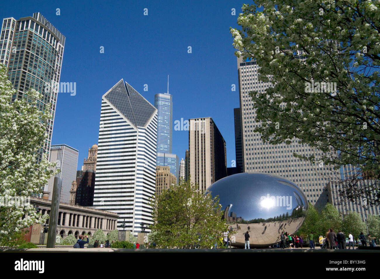 Die öffentliche Skulptur Cloud Gate ist das Herzstück des AT&T Platzes im Millennium Park, Chicago, Illinois. Stockfoto