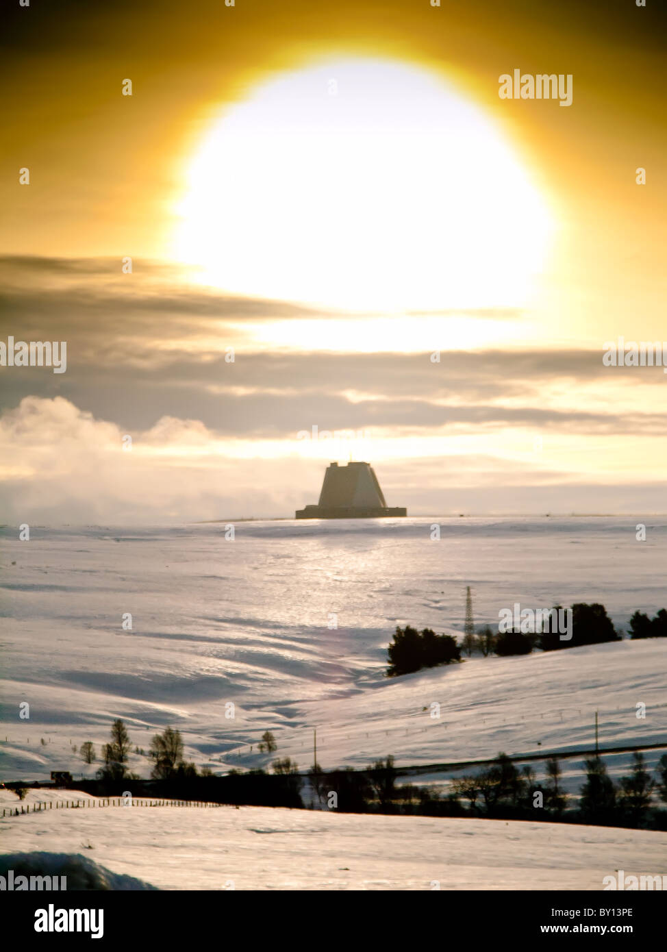 RAF Flylingdales Frühwarnung Station im Schnee, North Yorkshire mit untergehenden Sonne wenig wie eine nukleare explosion Stockfoto