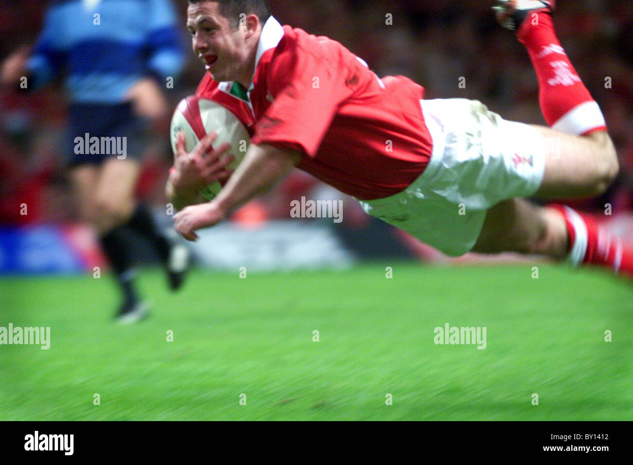 Scoring einen Versuch bei einem Rugby-Länderspiel, Cardiff Wales. Stockfoto