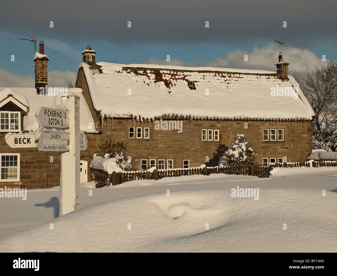 Haus und Zeichen im Tiefschnee Goathland, North Yorkshire post. Stockfoto