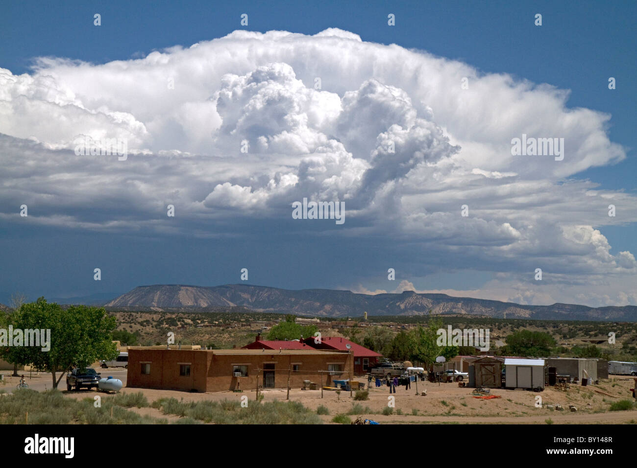 Stratocumulus-Wolken über der Wüste in der Nähe von Kuba, New Mexico, USA zu bauen. Stockfoto