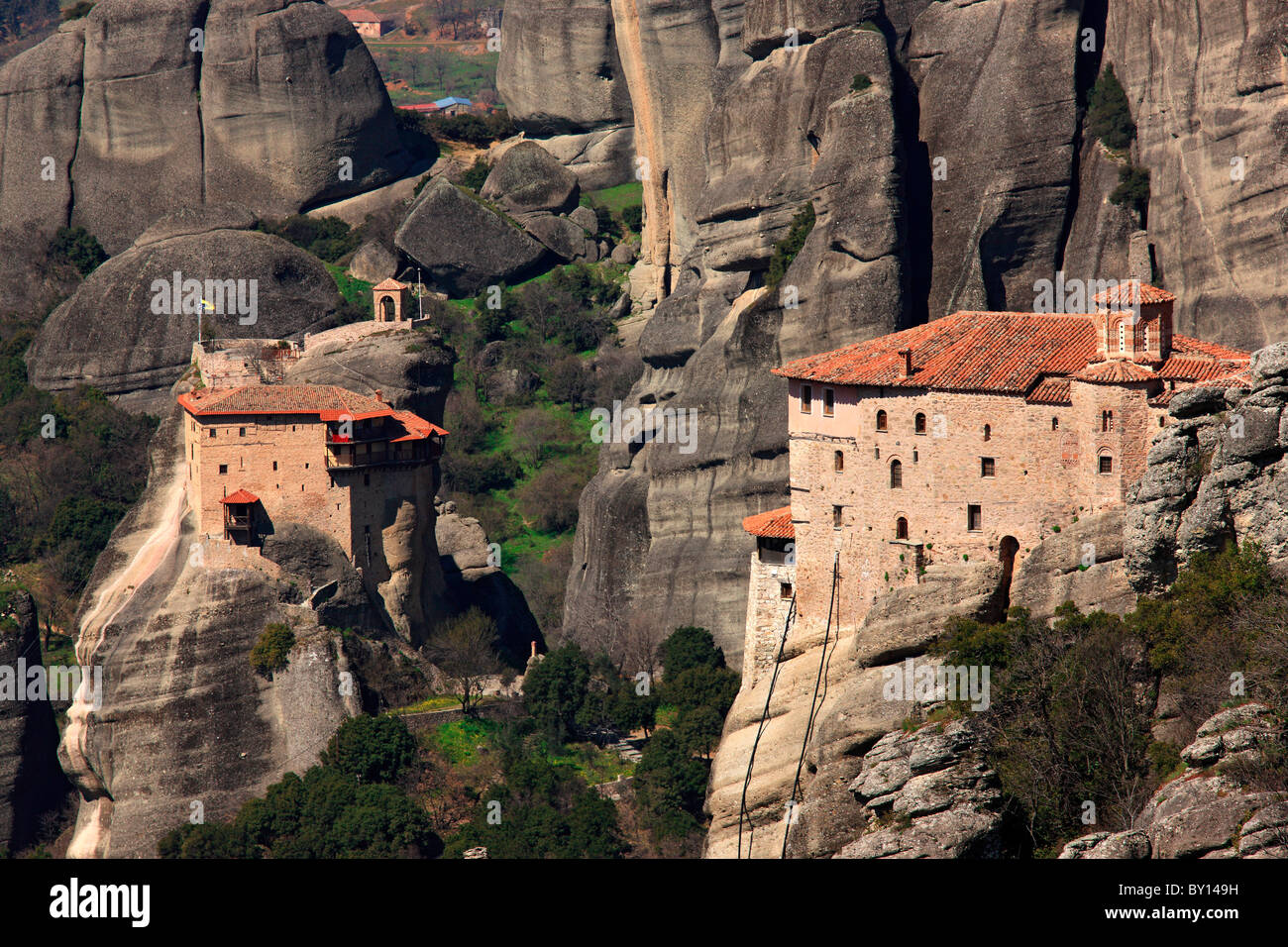 Meteora Klöster, Roussanou Kloster (rechts), Anapafsa Kloster (links) Stockfoto