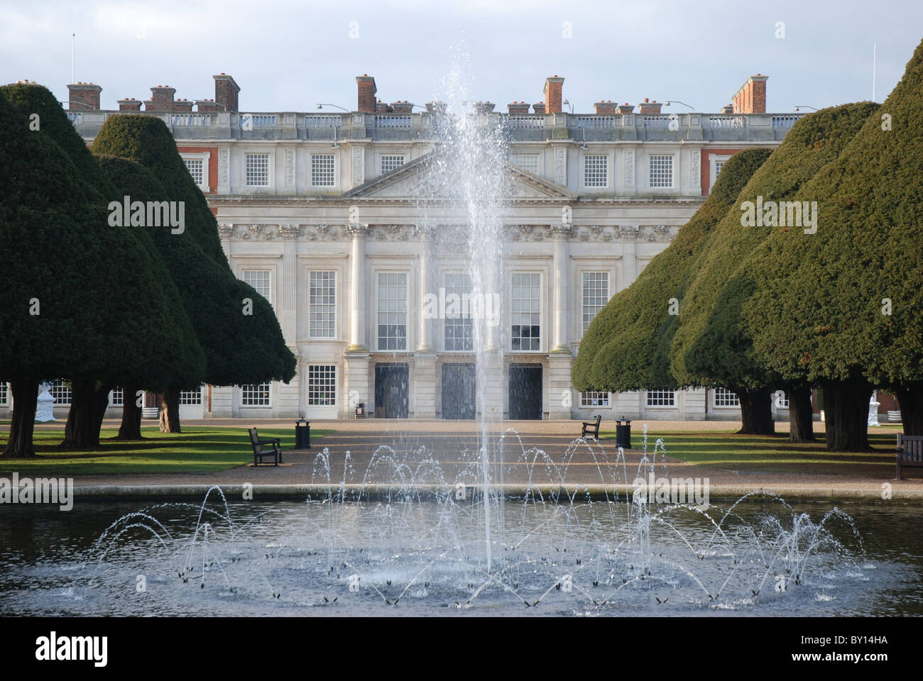 Der Ost-Front-Gärten, Hampton Court Palace, London Stockfoto