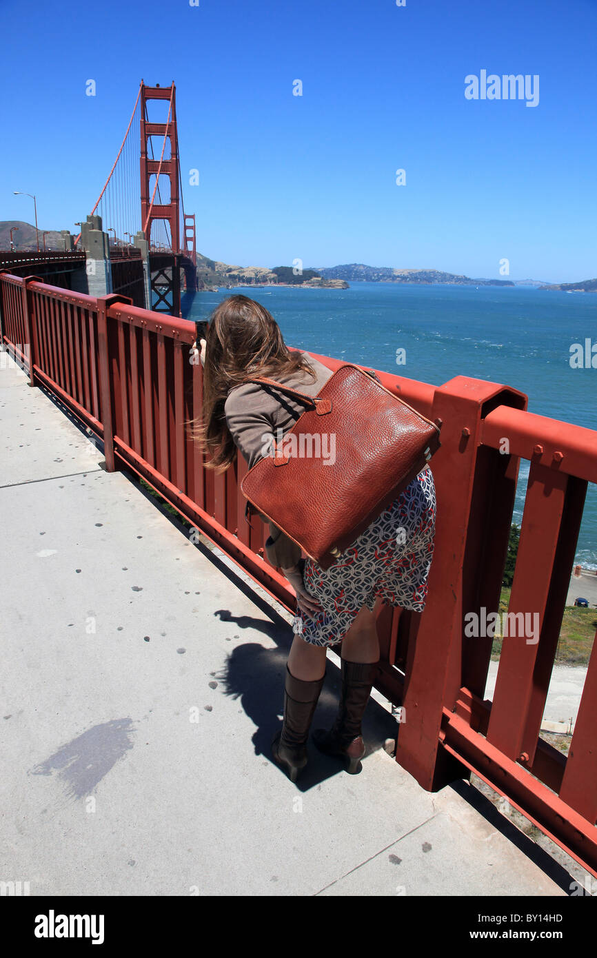 Frau auf der GOLDEN GATE BRIDGE SAN FRANCISCO USA SAN FRANCISCO USA 6. Juli 2009 Stockfoto