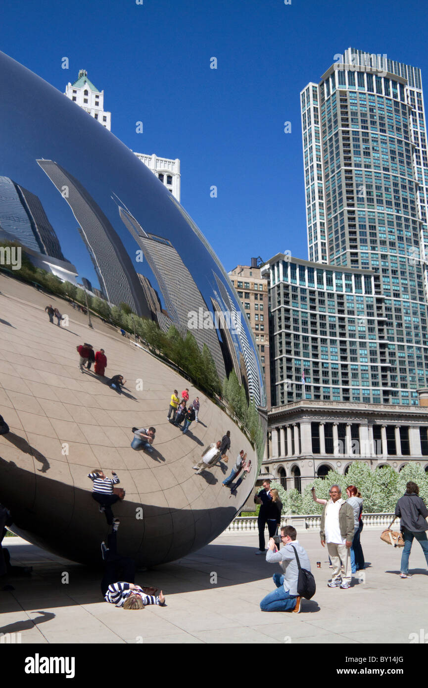 Besucher betrachten ihre Reflexion in der Cloud Gate Skulptur befindet sich an der AT&T Plaza im Millennium Park, Chicago, Illinois. Stockfoto