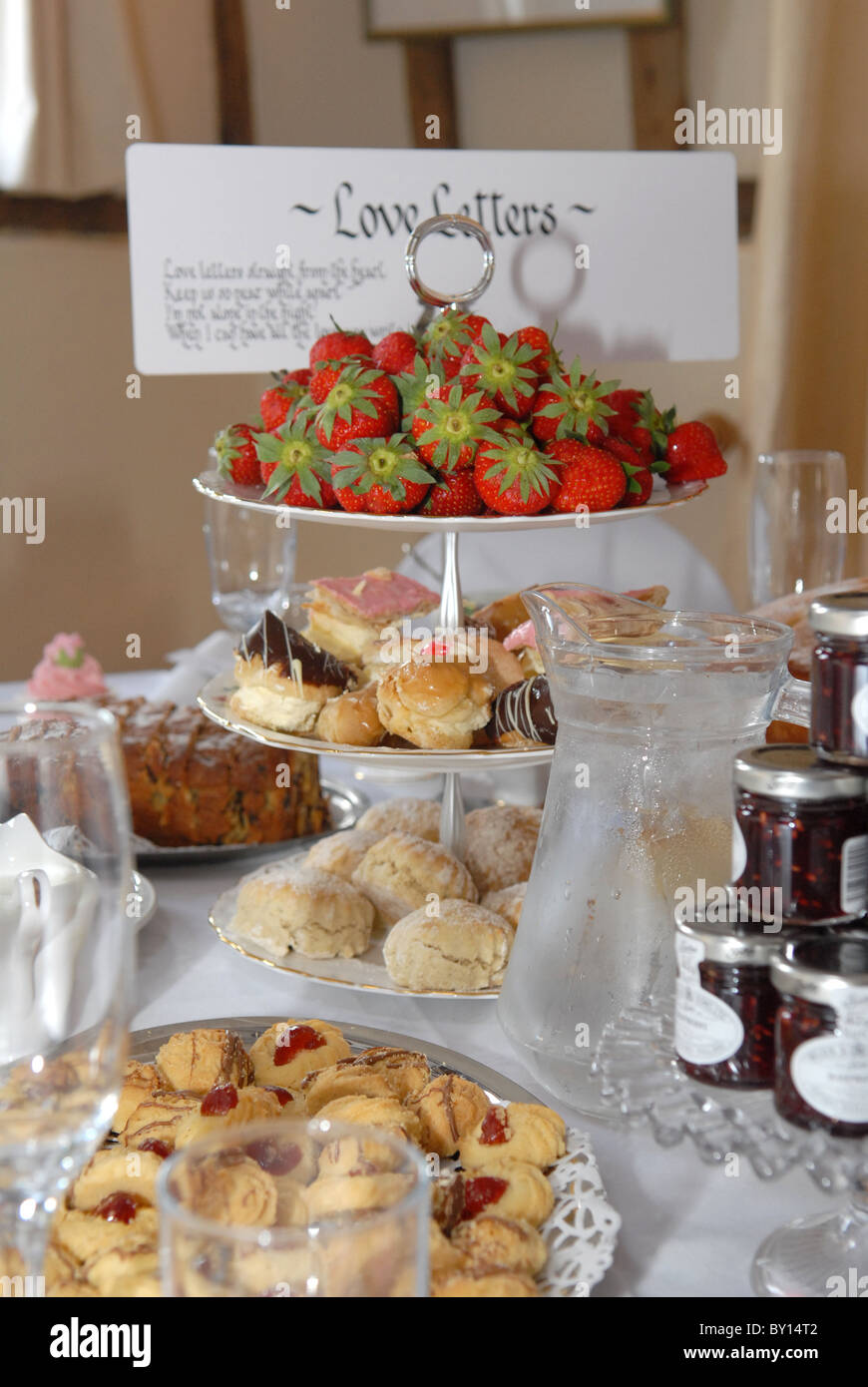Eine Auswahl an Kuchen zum Tee für eine Hochzeitsfeier. Stockfoto