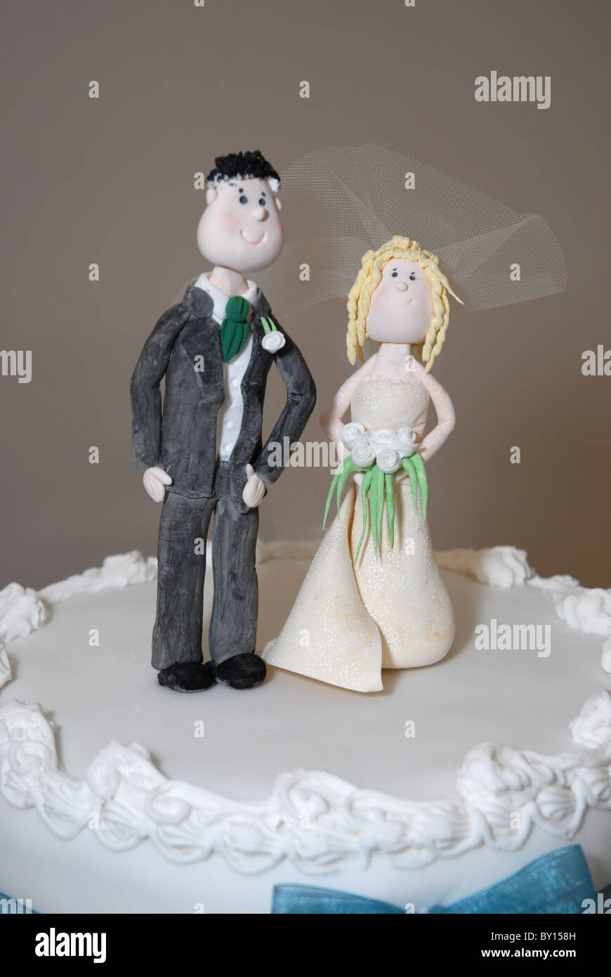 Hochzeitstorte Topper hergestellt aus Zuckerguss Stockfoto