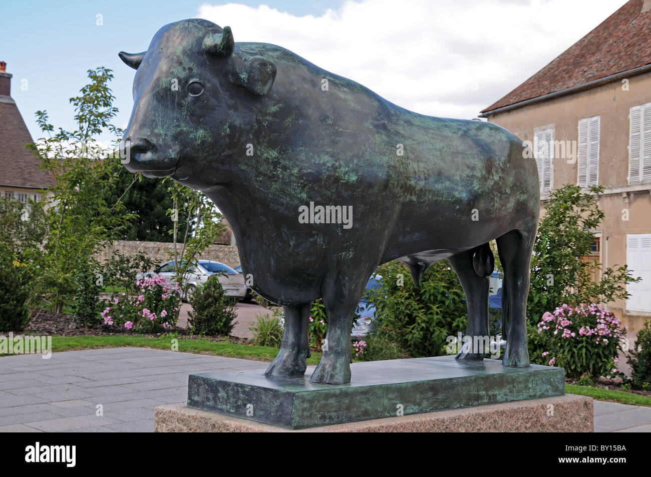 Kopie der Bronzestatue eines Stiers des berühmten Bildhauers Francois Pompon außerhalb Tourismusbüro in Saulieu seinem Geburtshaus in Frankreich Stockfoto