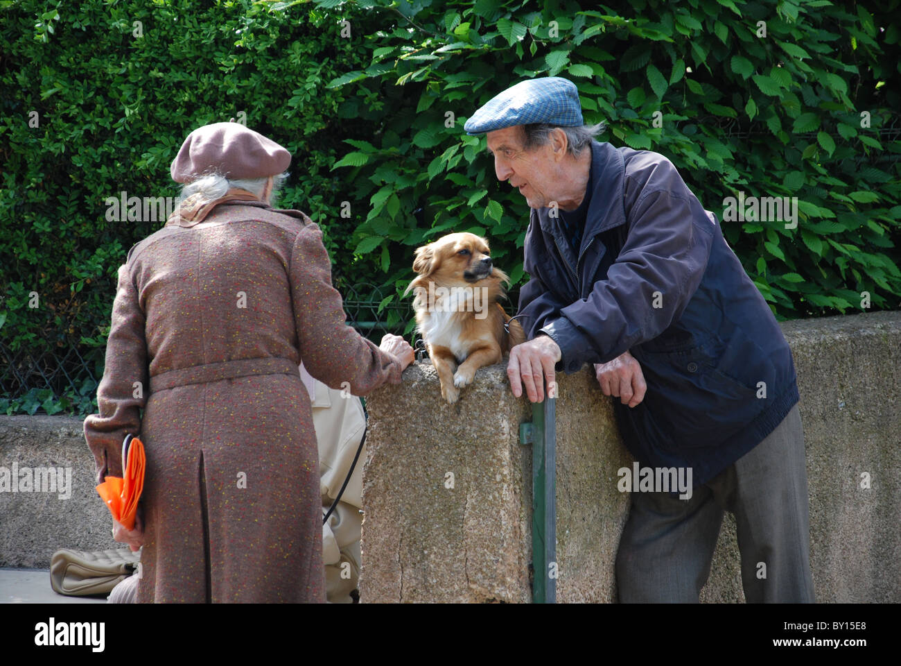 Paris Rentner treffen in der Nähe von Les Halles, Paris Frankreich Stockfoto