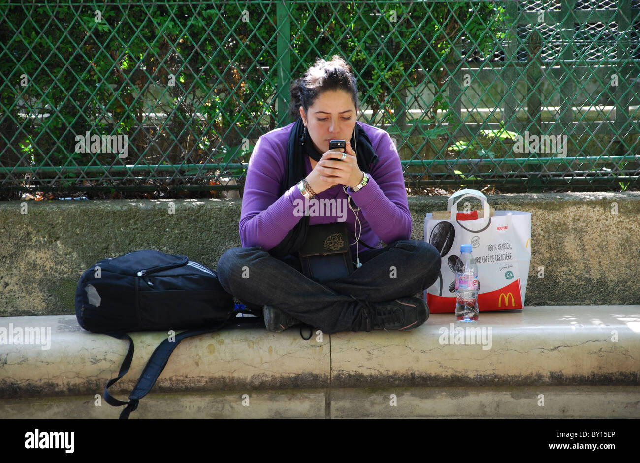 Studentin, die ihr Telefon in Paris France Europe überprüft Stockfoto